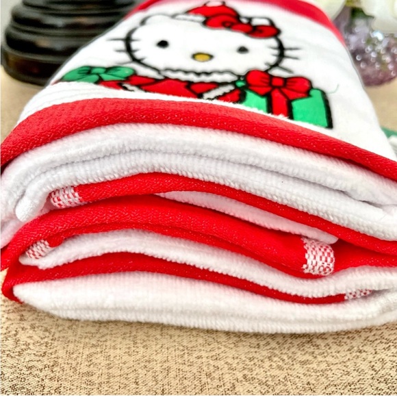 NWT Set of 2 Christmas Santa HELLO KITTY Bathroom Hand Towels - Picture 5 of 5